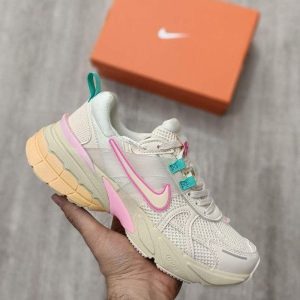 کتونی نایک راننیگ وی2کا کرم صورتی Nike V2K Run Beige Pink