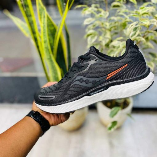 کتانی رانینگ ساکونی مشکی سفید Saucony Triumph 19 Black White