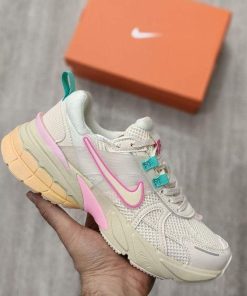 کتونی نایک راننیگ وی2کا کرم صورتی Nike V2K Run Beige Pink