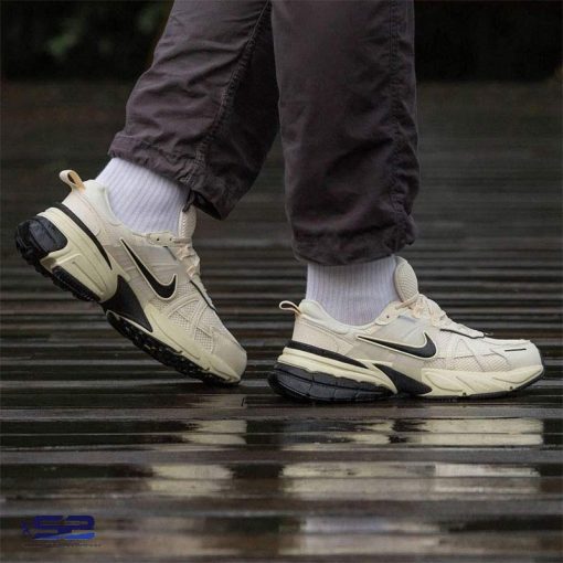 کتونی نایک راننیگ وی2کا کرم قهوه ای Nike V2K Run Beige Brown