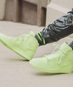 کفش نایک ایرجردن 1 ساق بلند سبز فسفری Nike Air Jordan 1 High Barley Volt Green