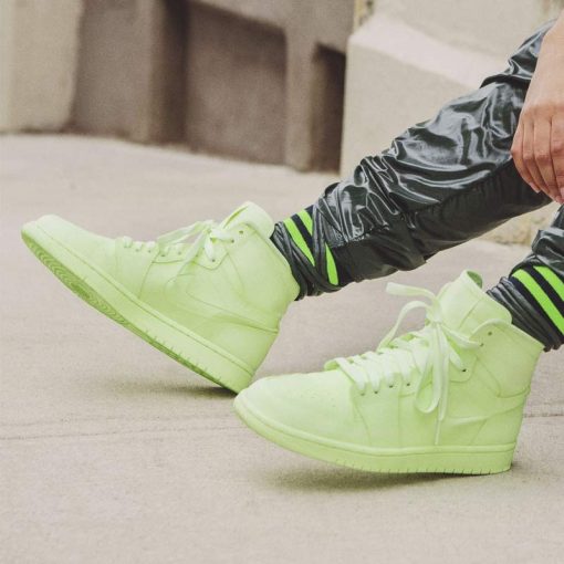 کفش نایک ایرجردن 1 ساق بلند سبز فسفری Nike Air Jordan 1 High Barley Volt Green