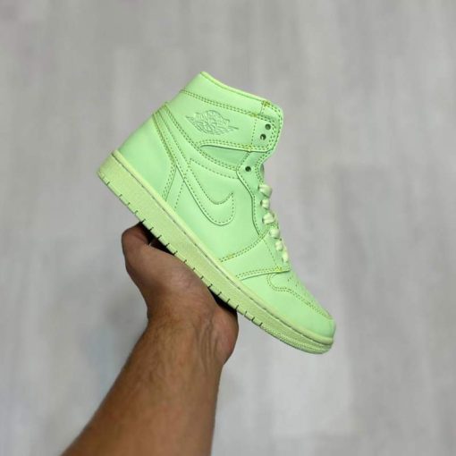 کفش نایک ایرجردن 1 ساق بلند سبز فسفری Nike Air Jordan 1 High Barley Volt Green