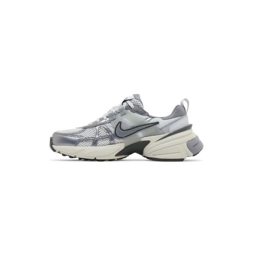 کتونی نایک راننیگ وی2کا طوسی نقره ای Nike V2K Run Pure Platinum Wolf Grey